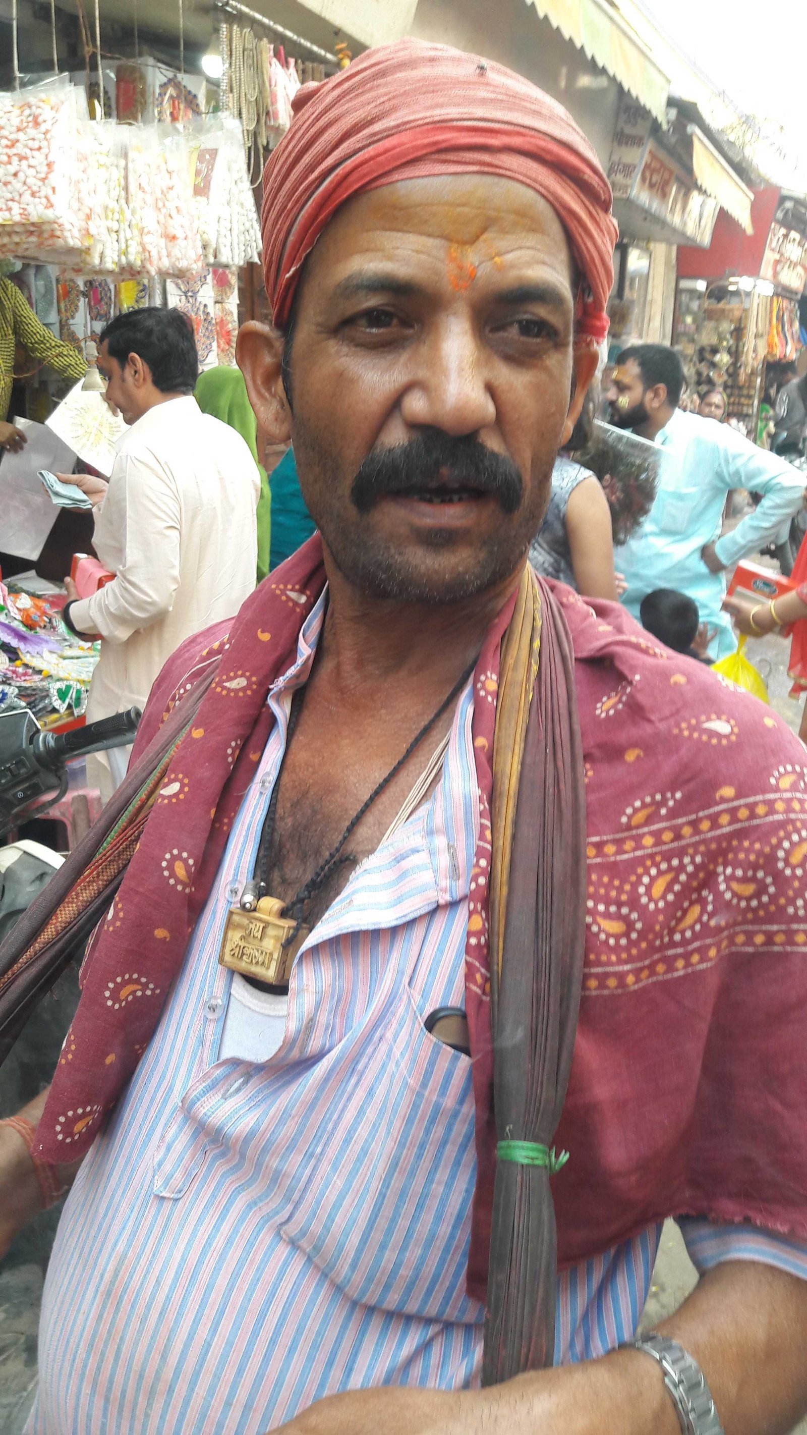 A pan-seller on foot in Vrindavan-fnbworld