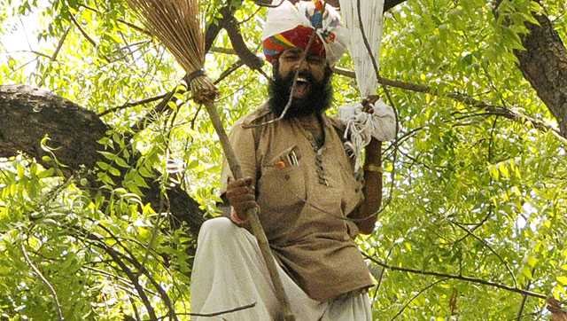 A farmer and AAP worker commits suicide in public glare