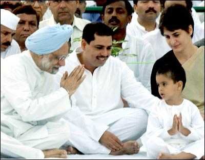 Manmohan Singh with Gandhis-fnbworld