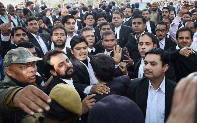 Lawyers beat up journlists