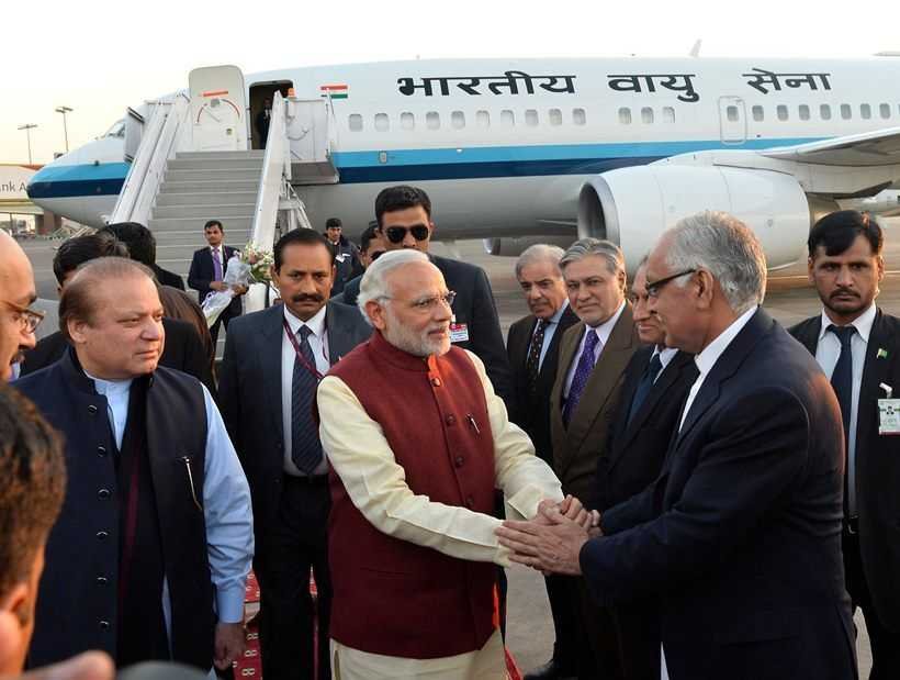 PM Modi at Lahore airport-fnbworld