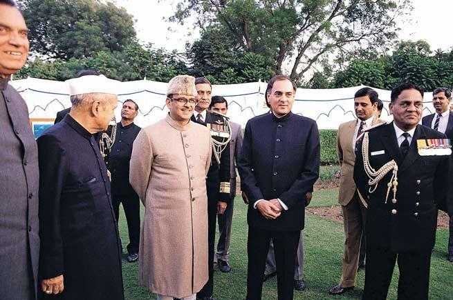 Rajiv Gandhi with his trusted friend V P Singh-fnbworld